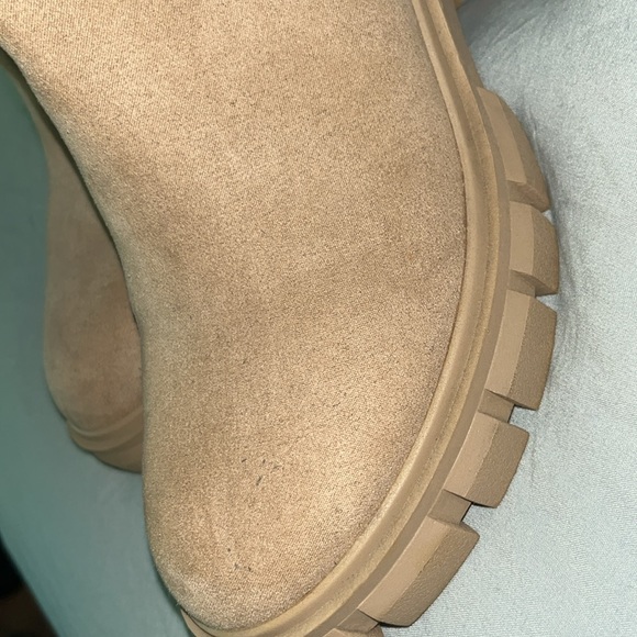 Chelsea Boots - Picture 13 of 14